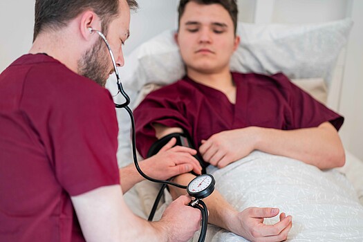 Skills Lab Pflege Blutdruck messen