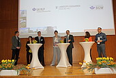 All cooperation partners of the symposium explained the motives of their commitment at the opening. (Image: HWG LU)