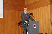 Hochschulpräsident Prof. Dr. Peter Mudra bei der Begrüßung der Erstsemester