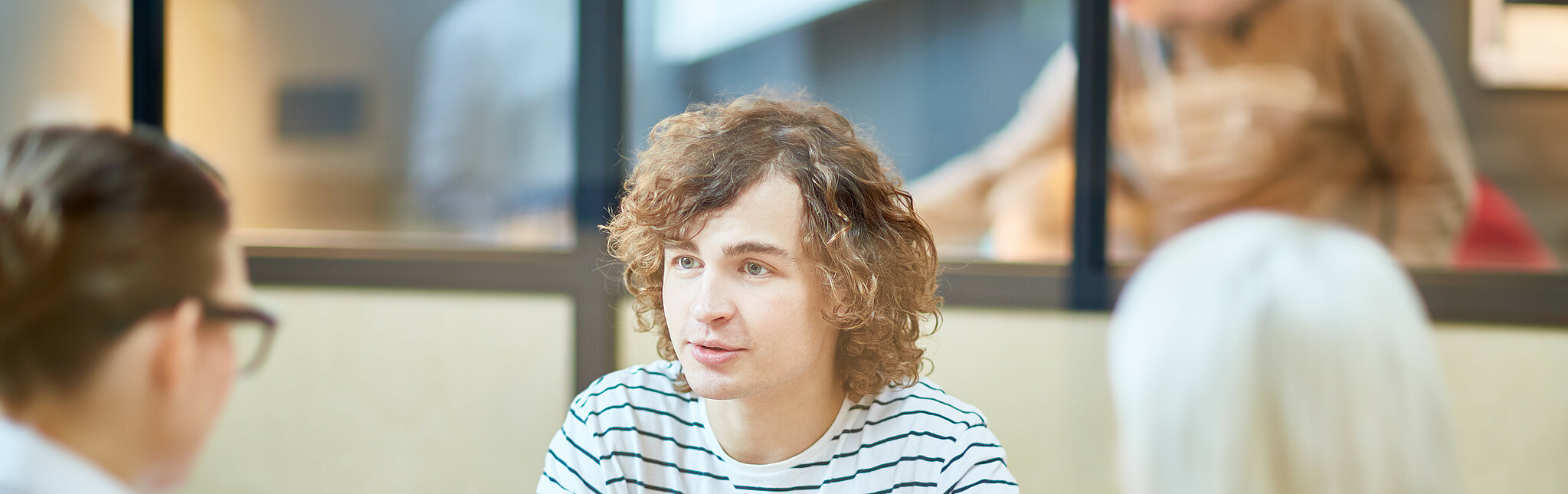 Bewerbungsgespräch_Colourbox Bewerbungsgespräch mit jungem Bewerber und zwei Personalern