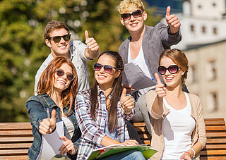 Das Bild zeigt eine Gruppe von Studenten 