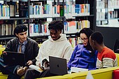 Internationale Studierende in der Bibliothek der HWG LU 