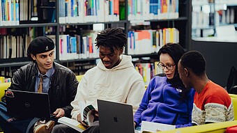 Internationale Studierende in der Bibliothek der HWG LU 