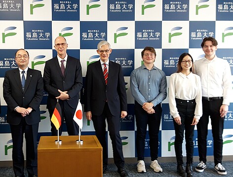 (v.l.) Professor Hiroki Miura, Präsident der Fukushima Universität, Hochschulpräsident Prof. Dr. Gunther Piller, OAI-Leiter Prof. Dr. Frank Rövekamp und drei Studierende des OAI