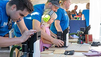 The EMPOWER team brought "digital manufacturing" to life by allowing visitors to design and create breakfast boards themselves (Image: Alina Grohe / © Mainz University of Applied Sciences).
