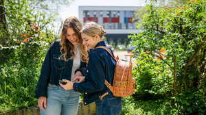 Studierende vor dem Neubau der HWG LU