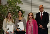(from left) The award-winning students Denise Seib and Sabiha Acar with Kerstin Gallenstein, Head of International Affairs, and University President Prof. Dr. Gunther Piller (Photo: HWG LU/Klüver-Beck)