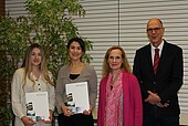 (v.l.) Die ausgezeichneten Studentinnen Denise Seib und Sabiha Acar mit Kerstin Gallenstein, Leiterin des Bereichs Internationales, und Hochschulpräsident Prof. Dr. Gunther Piller (Bild: HWG LU/Klüver-Beck)