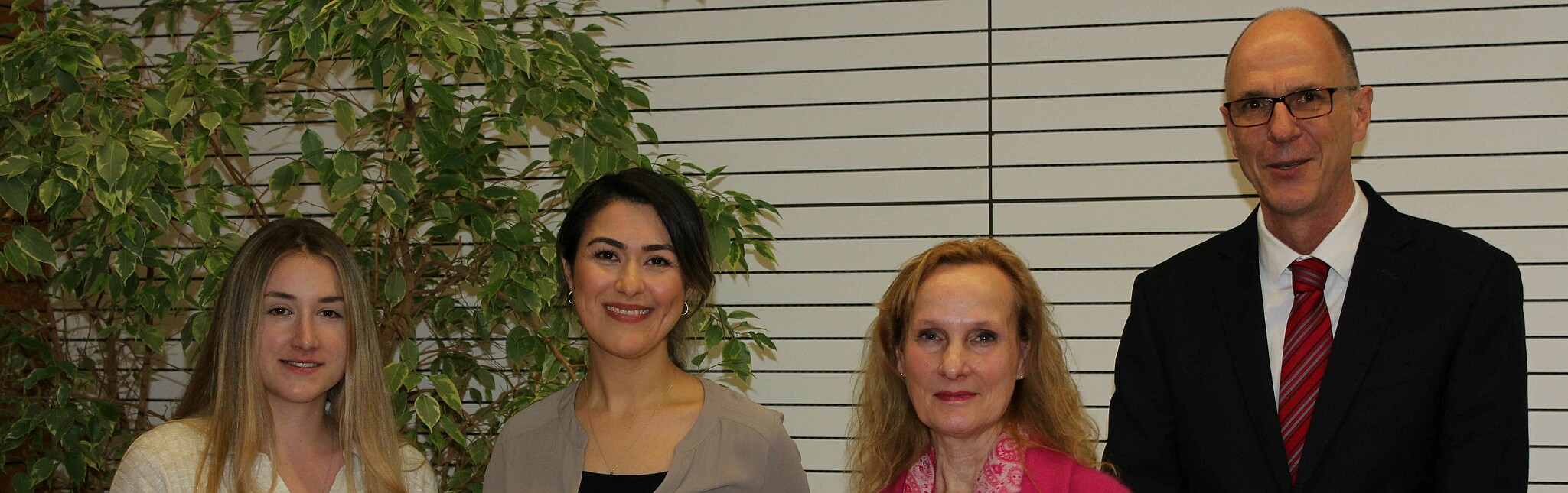 (from left) The award-winning students Denise Seib and Sabiha Acar with Kerstin Gallenstein, Head of International Affairs, and University President Prof. Dr. Gunther Piller (Photo: HWG LU/Klüver-Beck)