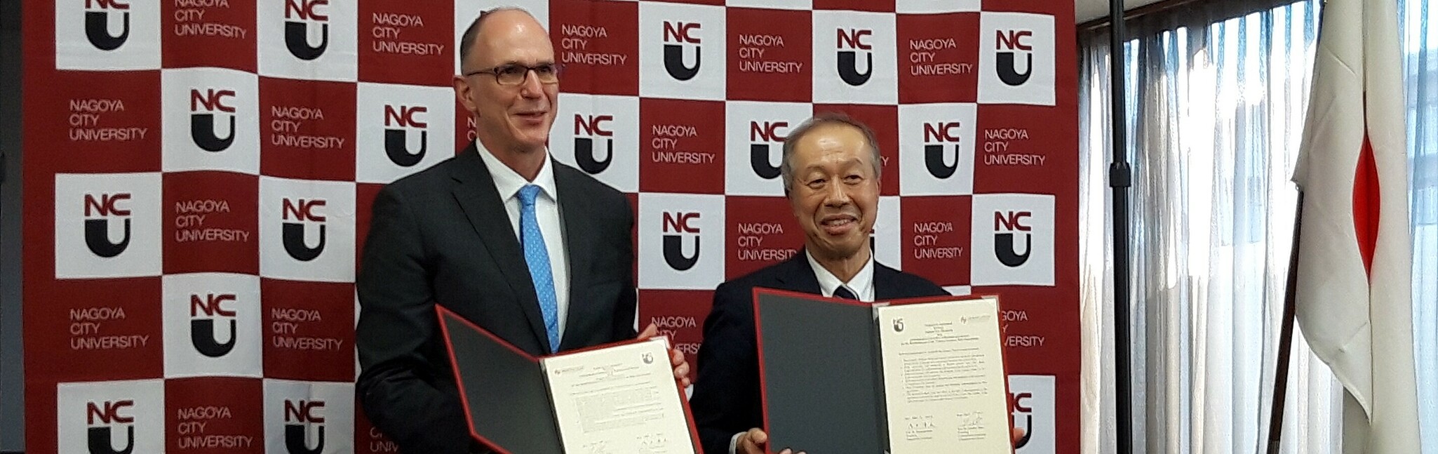 Signing of the agreement on the intensified partnership of HWG LU and Nagoya City University by the presidents (from left) Prof. Dr. Gunther Piller and Prof. Dr. Kiyofumi Asai. (Image: NCU)