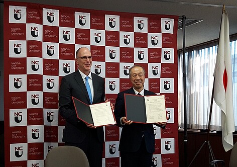Unterzeichnung des Abkommens zur intensivierten Partnerschaft der HWG LU und der Nagoya City University durch die Präsidenten (v.l.) Prof. Dr. Gunther Piller und Prof. Dr. Kiyofumi Asai. (Bild: NCU)