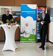 Hochschulpräsident Prof. Dr. Peter Mudra bei der Eröffnung der neuen Mensa am Weincampus Neustadt. (Bild: Studierendenwerk Vorderpfalz)