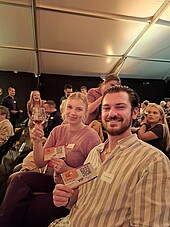 Zwei Studierende/Alumni im Zeltkino beim Filmfestival