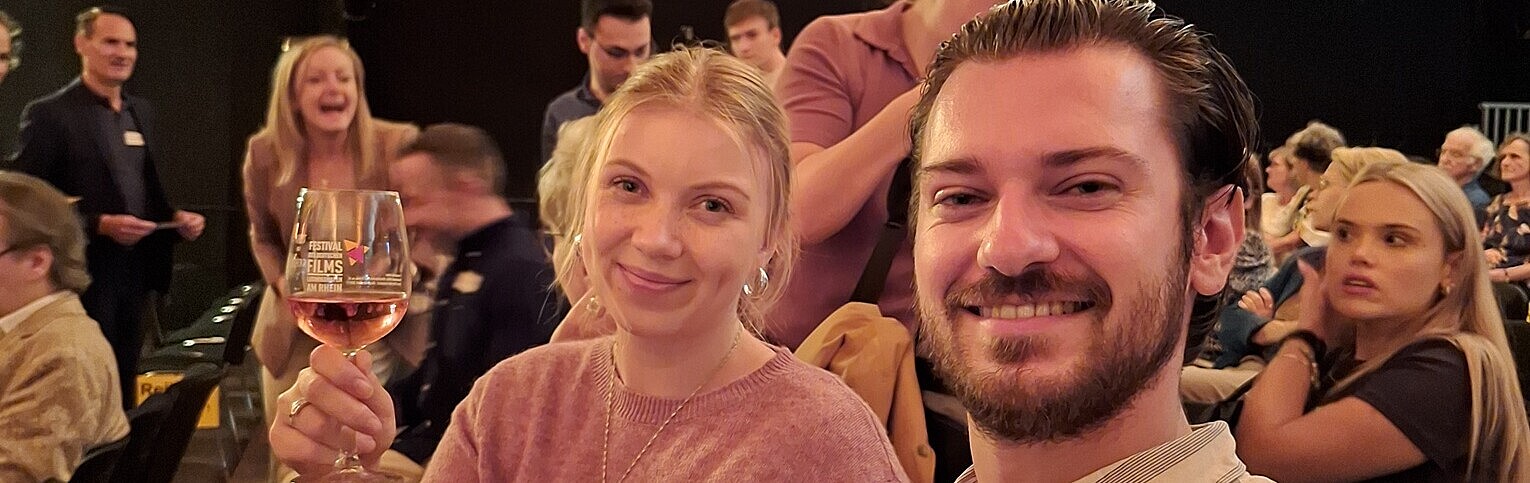 Zwei Studierende/Alumni im Zeltkino beim Filmfestival