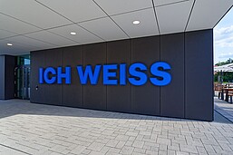 Blauer Schriftzug ICH WEISS