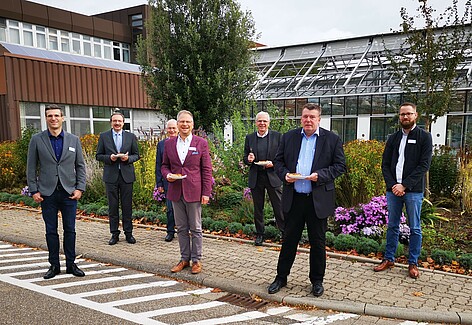 Gruppenbild von der Eröffnung der neuen Mensa am Weincampus Neustadt (Bild: Studierendenwerk Vorderpfalz)