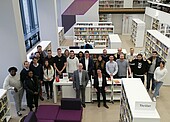 Studierendengruppe in Stadtbibliothek