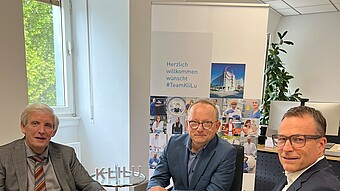 Frank Ratzlaff, Prof. Dr. Klaus Blettner und Jan Stanslowski sitzend an einem Tisch