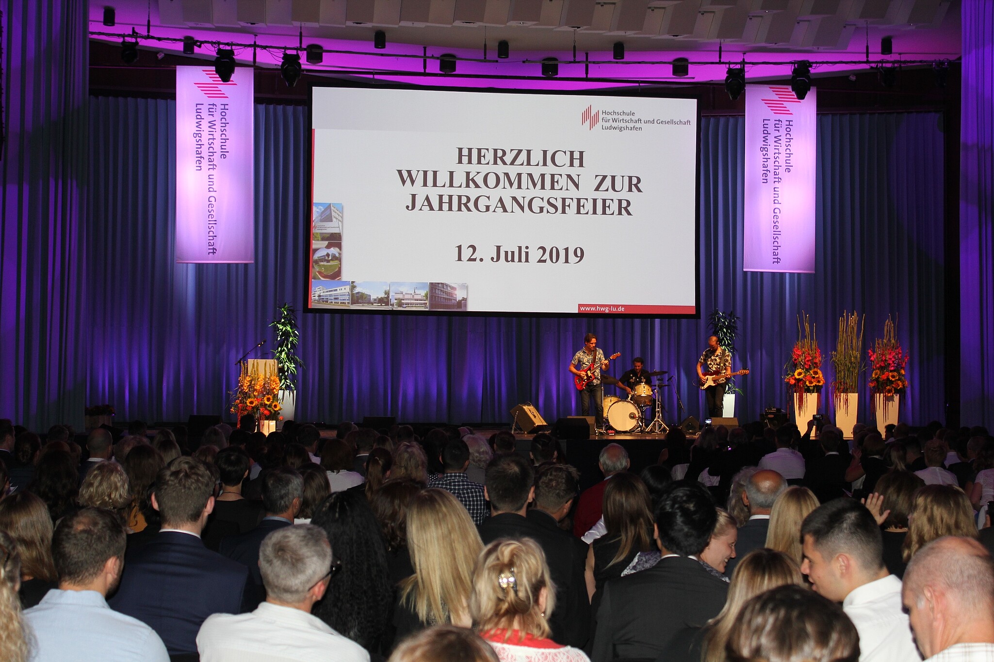800 Gäste waren bei der diesjährigen Jahrgangsfeier im Pfalzbau mit dabei.