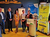 Beim Auftakt der Mehrweg-Kampagne „Müll nicht rum – #borg’s dir“ stellte Umweltministerin Höfken (Mitte) gemeinsam mit dem Geschäftsführer des Studierendenwerks Vorderpfalz, Andreas Schülke (links), ihr Konzept zur Müllreduzierung vor.