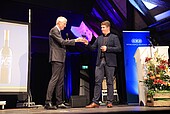 Graduate Bastian Spieß and Prof. Dr. Ulrich Fischer during the wine tasting