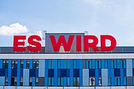 Schriftzug "Es wird" auf dem neuen Gebäude der HWG LU