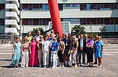 etap_meeting_Salerno_gruppenbild-ETAP-2026 Gruppenbild von ca. 25 Männern und Frauen auf einem Platz im Freien vor einem Hochschulgebäude