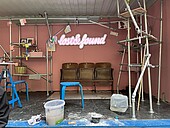 Container mit lost&found Leutschrift, Stühlen, Hockern und Malutensilien