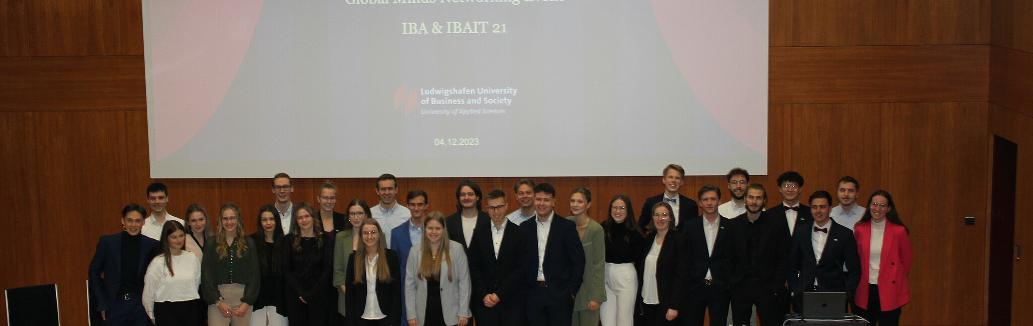 Gruppenbild IBA- und IBAIT-Studierende