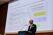 Hochschulpräsident Piller am Rednerpult