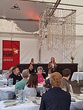 Tatjana Kamrad vom Förderverein begrüßt in der Festivallounge