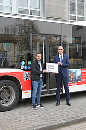 Andreas Lauer from the Mannheim regional office of SD VerkehrsMedien Baden-Württemberg GmbH at the photo session with university president Prof. Dr. Gunther Piller