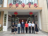 Group picture in front of the university