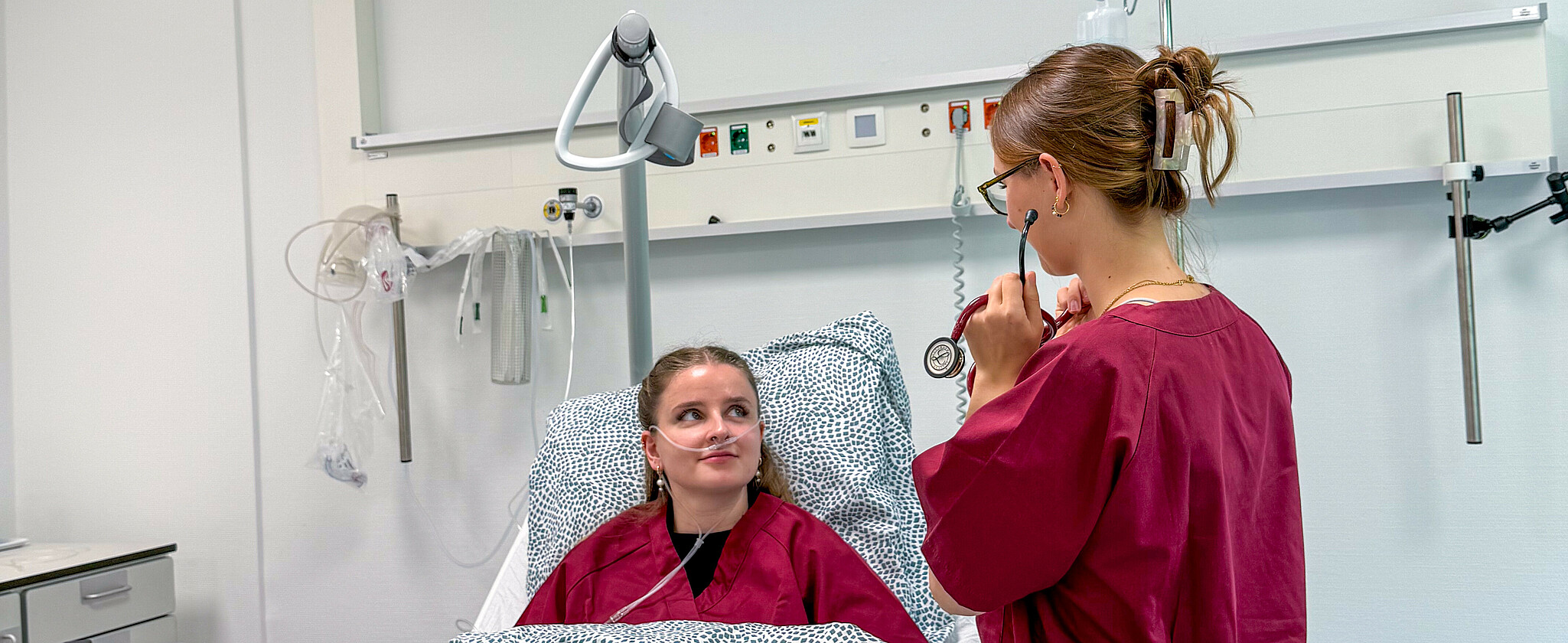 Studierende der Pflege bei einer praktischen Übung