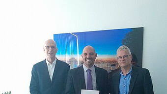 (V.l.) Hochschulpräsident Prof. Dr. G. Piller, Prof. Dr.-Ing. E. D. Özdemir und Prodekan Prof. Dr. A. Kihm bei der Übergabe der Antrittsurkunde