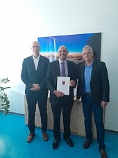(From left) University President Prof. Dr. G. Piller, Prof. Dr.-Ing. E. D. Özdemir and Vice Dean Prof. Dr. A. Kihm at the presentation of the certificate of inauguration