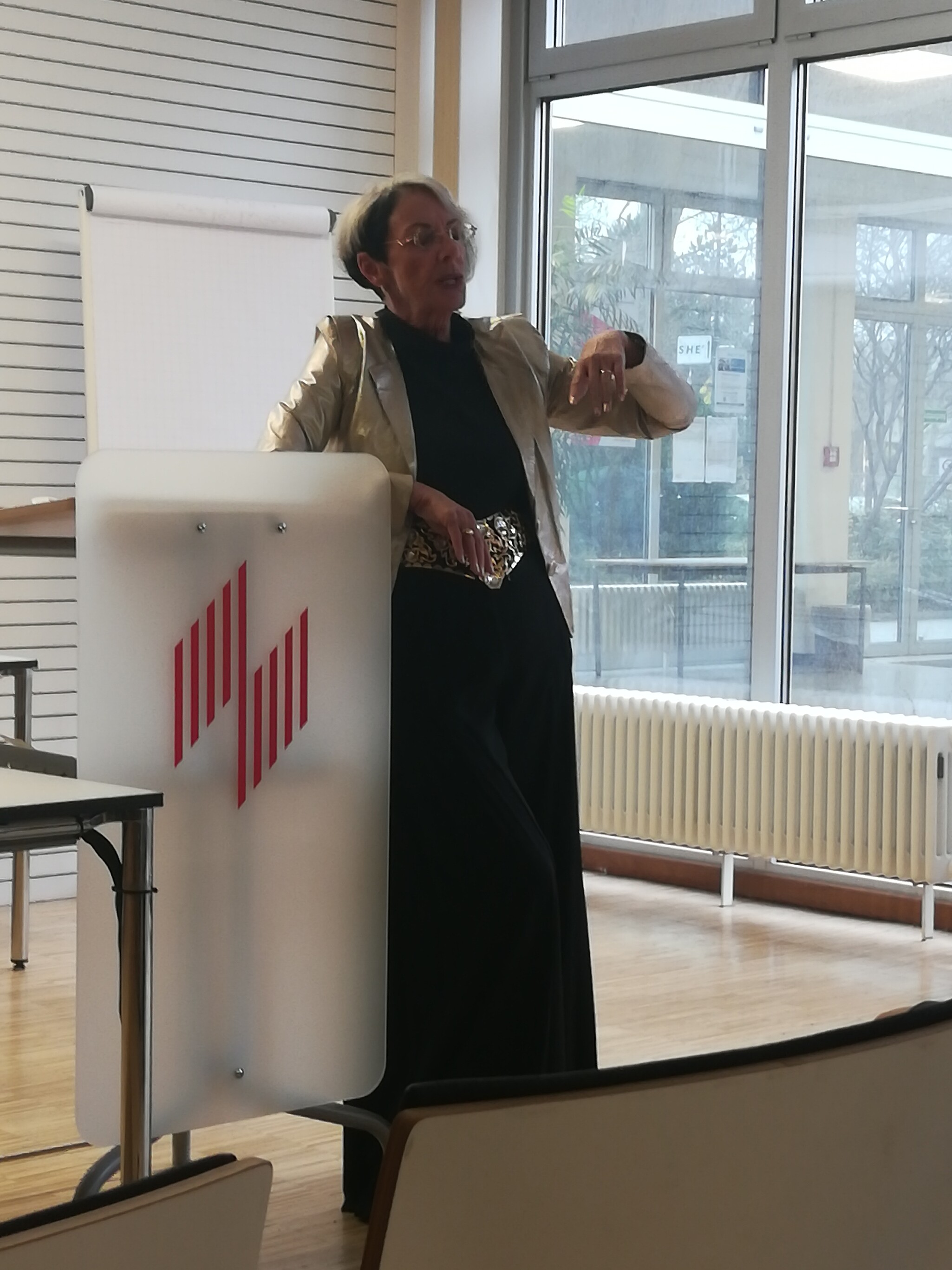 Prof. Dr. Beate Kremin-Buch at her farewell lecture in the winter semester 2019/2020 (Image: FB I/ HWG LU).