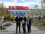 czs_Endowed Chair_Piller_Wöling_Weber_Dressler-HWG-2026 An older man, a younger man, and an older woman are standing in front of the new building, smiling.