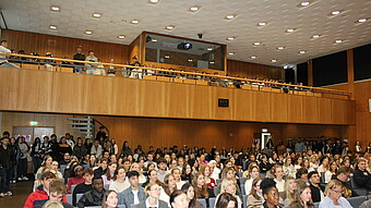 Erstsemesterbegrüßung zum WS 2025/26: Blick in die voll besetzte Aula 