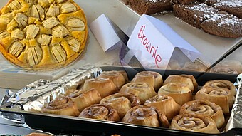 Buffet mit unterschiedlichen Sorten an Kuchen