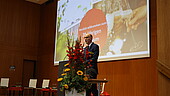 Hochschulpräsident Piller bei der Begrüßung in der Aula