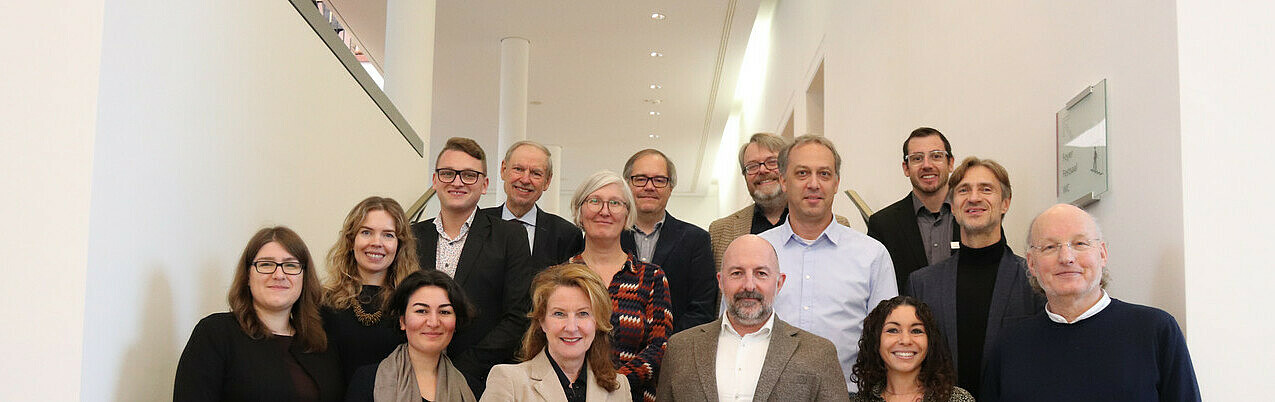 Gruppenbild mit Staatssekretärin Heike Raab  vom dritten Ruanda-Netzwerktreffen der Universitäten und Hochschulen aus Rheinland-Pfalz in der Staatskanzlei (Bild: Staatskanzlei RLP)