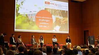 ALumni BIP-Studiengang auf der AUlabühne