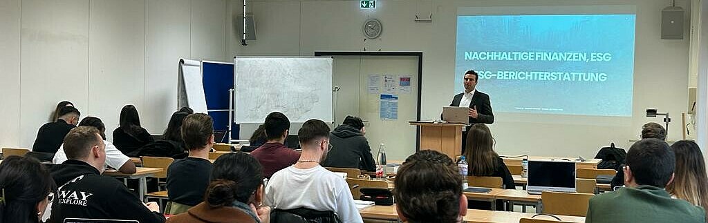 Herr Gunter Greiner mit Studierenden
