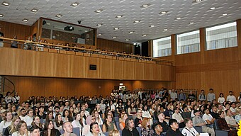 Full house: View into the auditorium at the freshman welcome ceremony for WS 2023/24 (Image: HWG LU)
