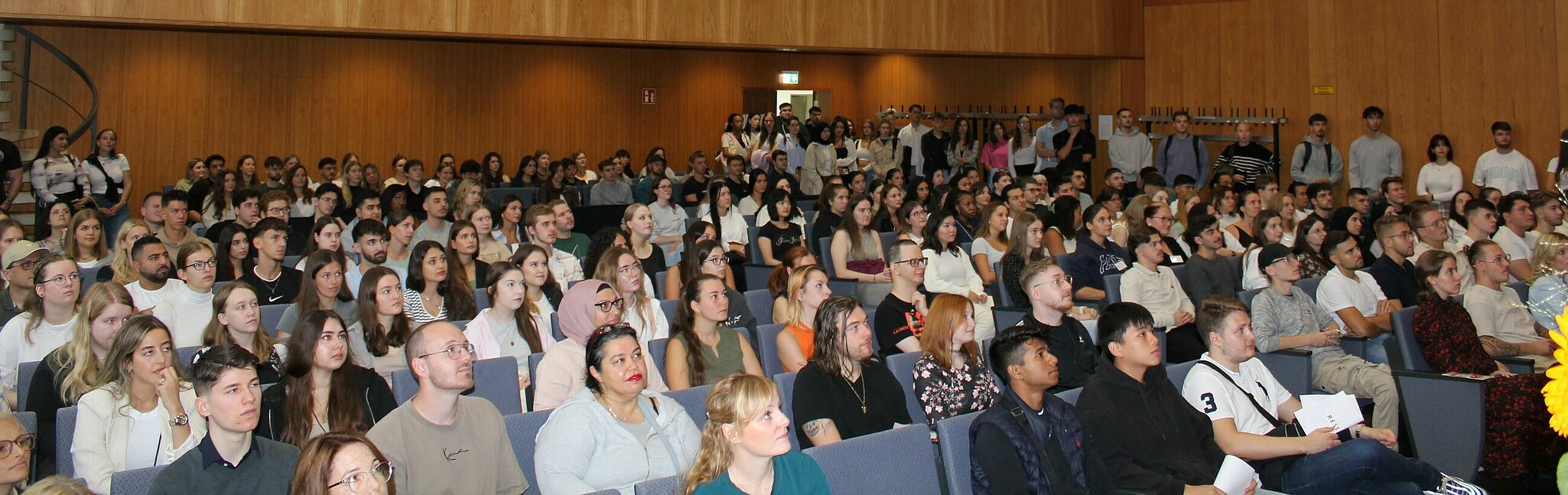 Full house: View into the auditorium at the freshman welcome ceremony for WS 2023/24 (Image: HWG LU)