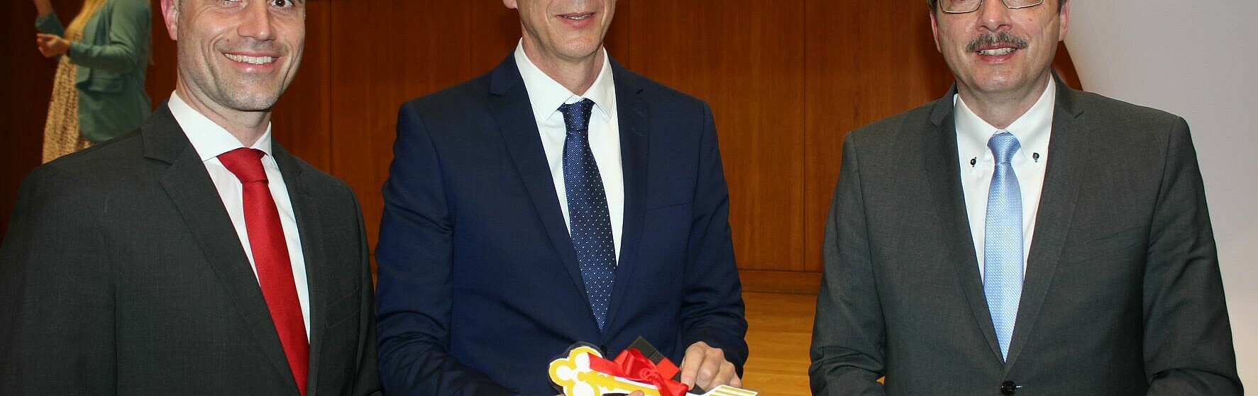 (v.l.) Wissenschaftsminister Clemens Hoch, Präsident Prof. Dr. Gunther Piller und seinen Amtsvorgänger Prof. Dr. Peter Mudra bei der symbolischen Übergabe des Hochschulschlüssels. (Bild: HWG LU/Käufer)