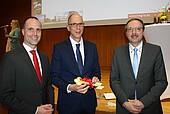 (from left) Science Minister Clemens Hoch, President Prof. Dr. Gunther Piller and his predecessor Prof. Dr. Peter Mudra at the symbolic handover of the university key. (Image: HWG LU/Buyer)
