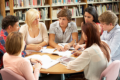 Studentengruppe bei der Gruppenarbeit 