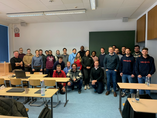 Data Science und Big Data in der Praxis: Studierende mit Prof. Dr. Klaus Freyburger (v.l.) und Unternehmensvertreter*innen bei Abschlussvorträgen zum Praxisprojekt (Bild: HWG LU).